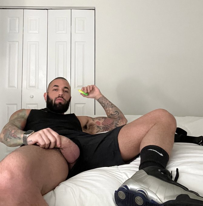 selfies before the gym 🏋️&zwj;♂️ 🍆 https://t.co/Iq8Wsz0k9R