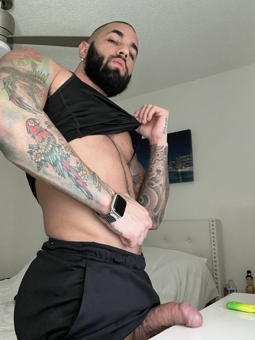 selfies before the gym 🏋️&zwj;♂️ 🍆 https://t.co/Iq8Wsz0k9R