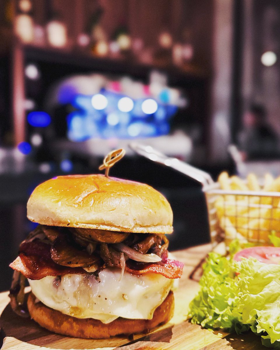 Rocco_Jrz's tweet photo. Hamburguesa Monrucas https://t.co/Pm6aGboH9j