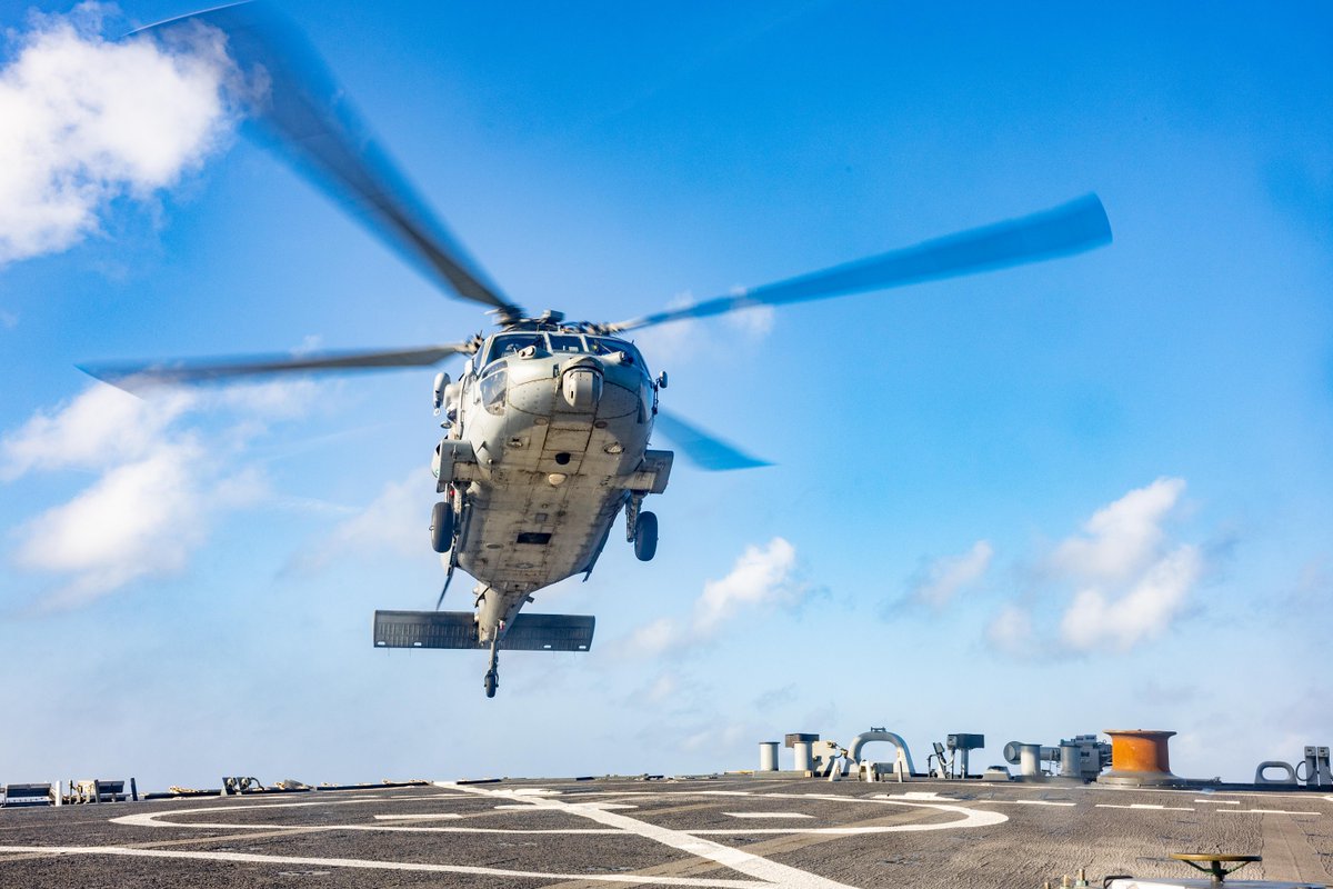 #ThrowbackThursday ⚓ 🔙 

The Arleigh Burke-class guided-missile destroyer @USSHIGGINS conducts a live fire exercise while operating in the Philippine Sea.

📷: MC1 Hannah Fry