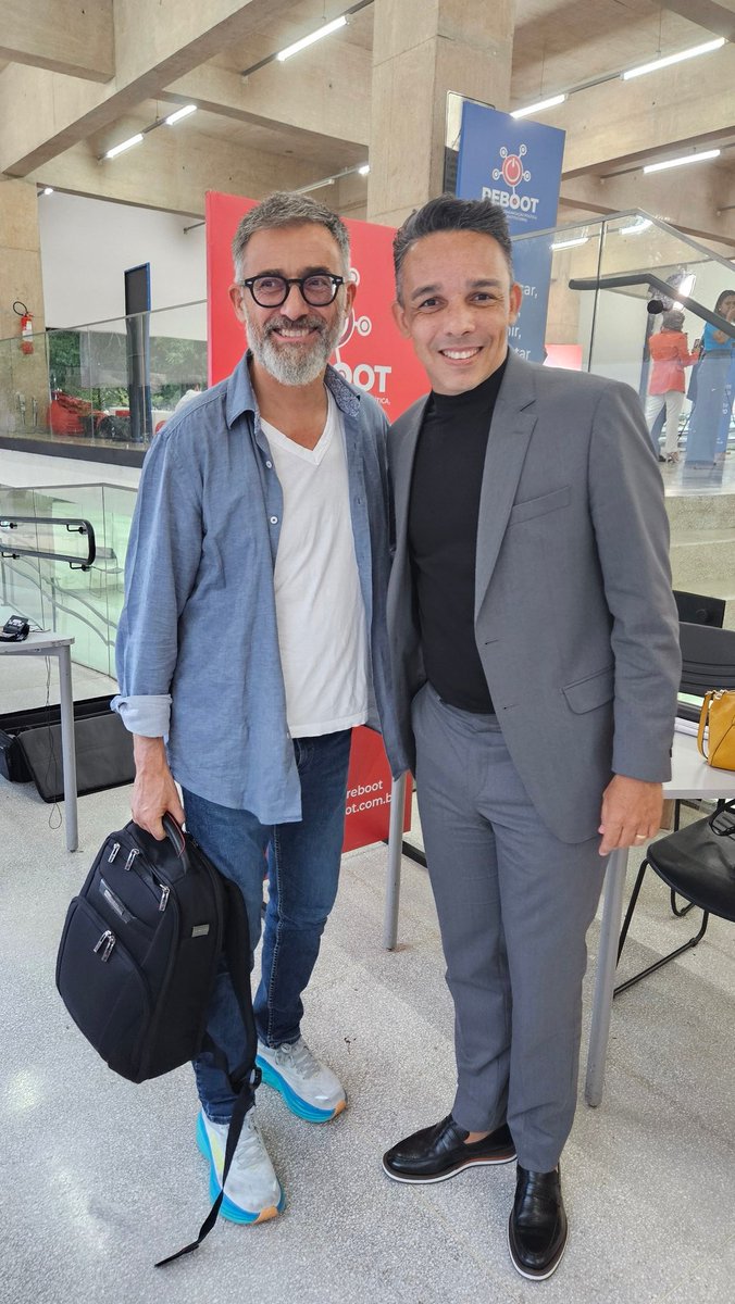 Darlan_Campos's tweet photo. Dia de tietar o grande @antonigr no seminário Reboot.

Na oportunidade pude entregar um exemplar do meu novo livro "Planejamento e estratégia de campanha eleitoral", que está sendo lançado aqui no evento.

Parabéns pela palestra professor! https://t.co/4Hp2zuSvzg