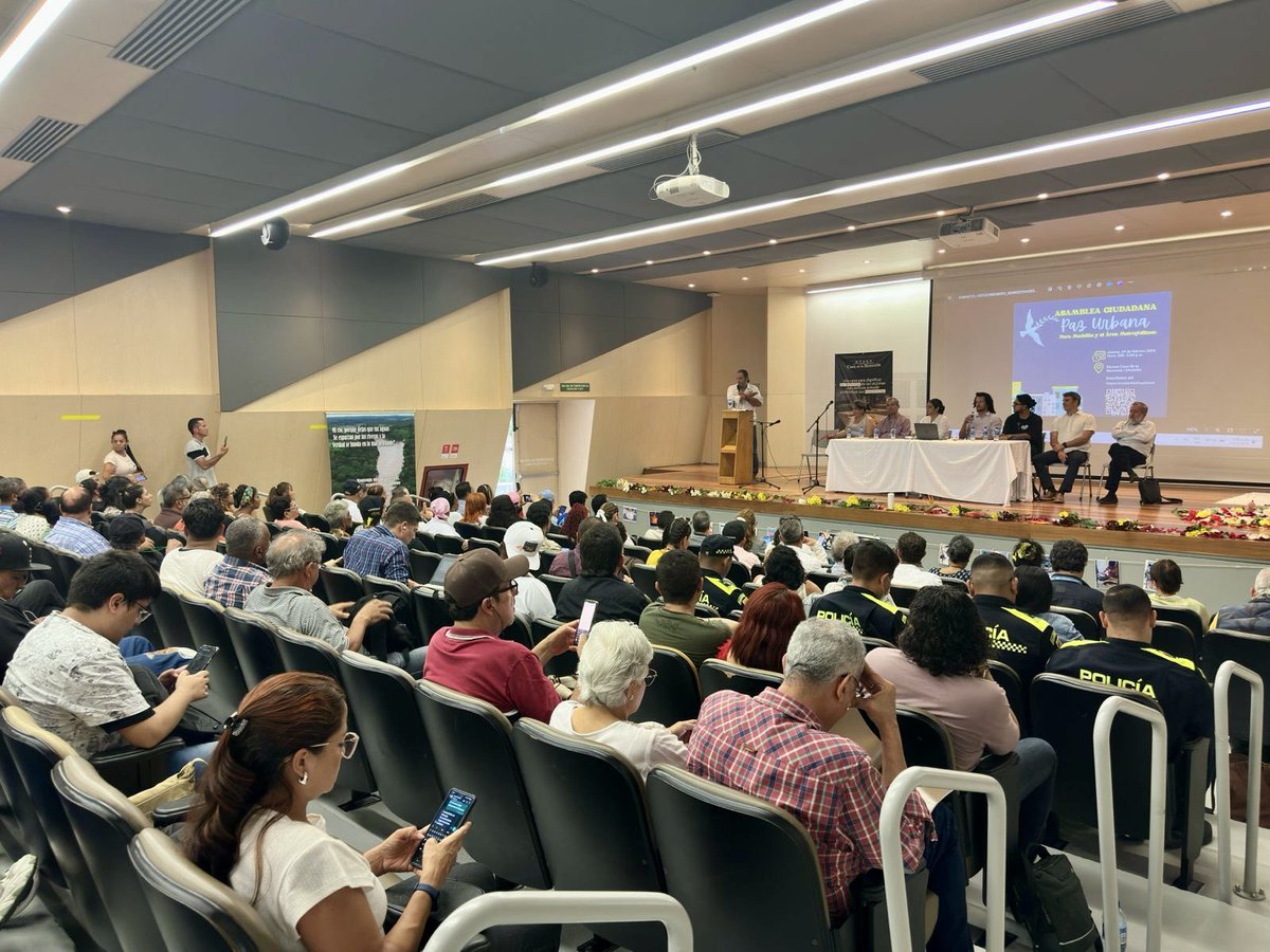 En <a href="/CasadelaMemoria/">Museo Casa de la Memoria</a> acompañamos la Asamblea Ciudadana de Paz Urbana para #Medellín y el área metropolitana donde representantes de las instituciones y de la sociedad civil exponen su visión sobre la construcción de paz en el Valle de Aburrá.