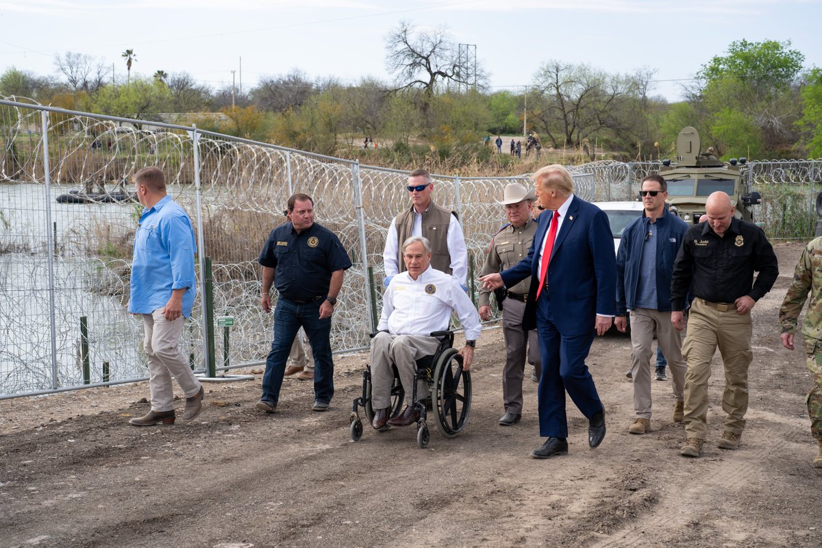 .@realDonaldTrump with @GovAbbott is briefed by members of the National Guard and Texas Department of Public Safety during his visit to US-Mexico boarder in Eagle Pass,