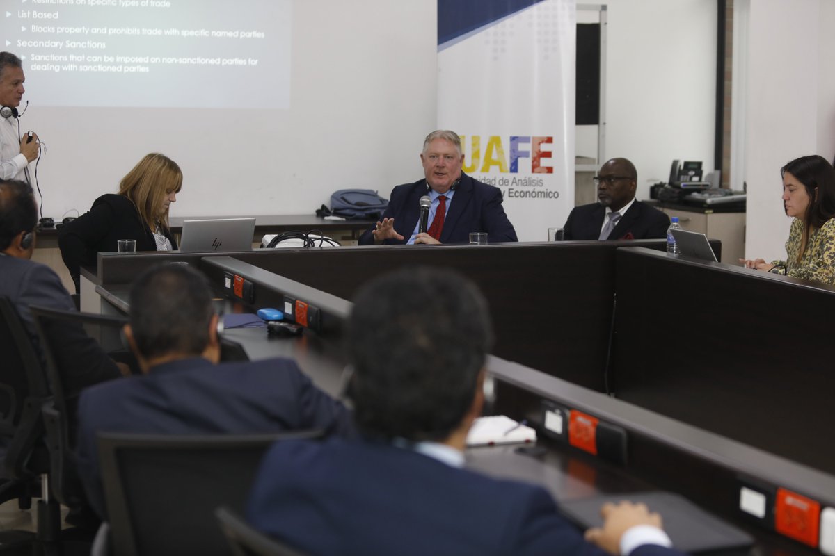 UAFE_EC's tweet image. En este espacio, dirigido por expertos internacionales del Equipo de Delitos Económicos de #OTA: #SeanSmith y #LorraineLawlor, participaron #OficialesDeCumplimiento de instituciones financieras y APNFDs, así como funcionarios de la #UAFE.

#TodosSomosUAFE
#CulturaAntilavadoEc