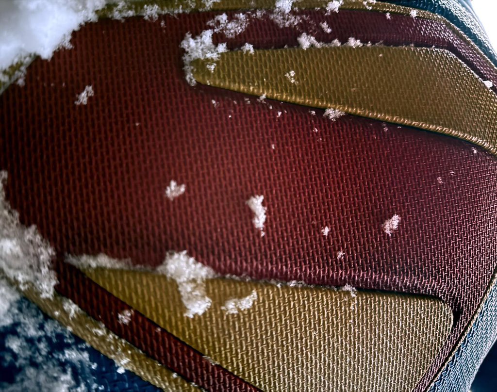 gothampostagem's tweet photo. 'Superman: Legacy' teve seu nome alterado para 'Superman'

@JamesGunn divulgou a primeira imagem oficial do logo do herói que faz aniversário hoje.

O filme estreia em julho de 2025 e suas filmagens acabam de começar. https://t.co/kkh2473dJr
