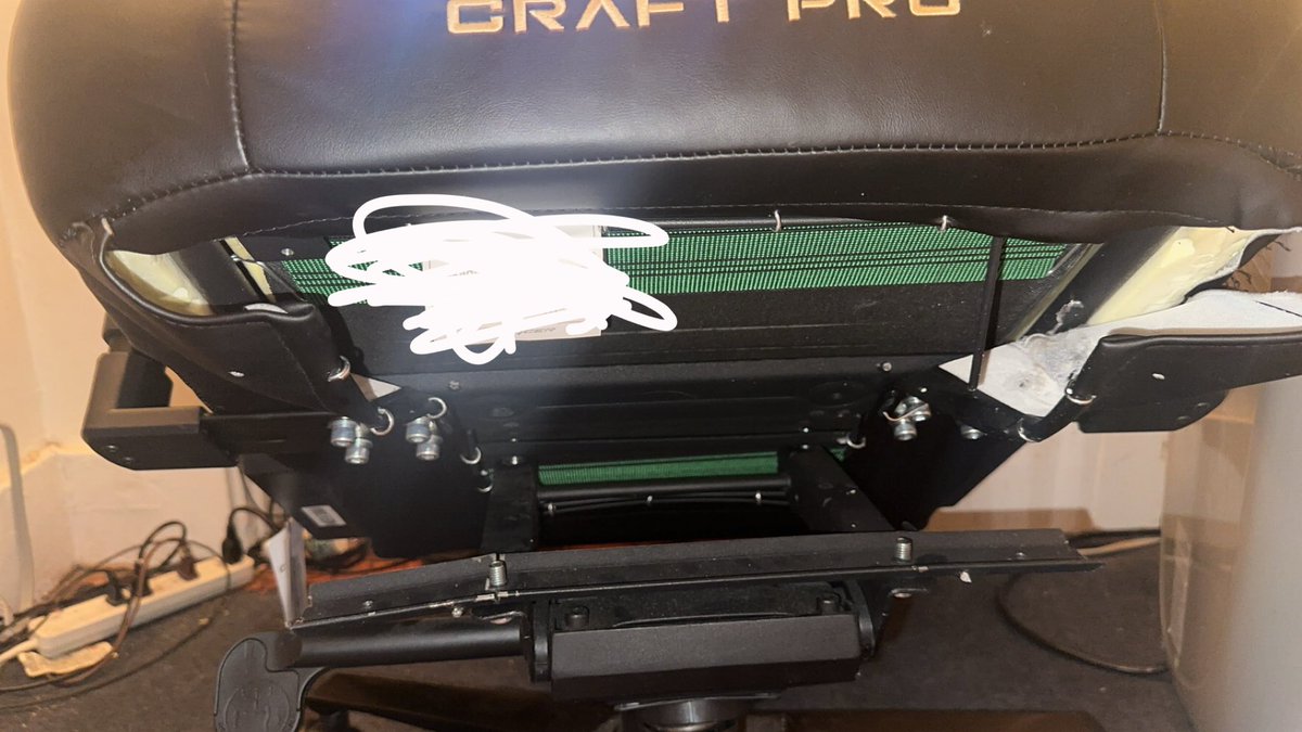 2Dyfis's tweet photo. @DXRacer  had the chair for not even 6 months wtf even is this dogshit chair how the fuck do the beams under the fucking chair break 240 weight limit im 180?????? https://t.co/WAPtDWpID6