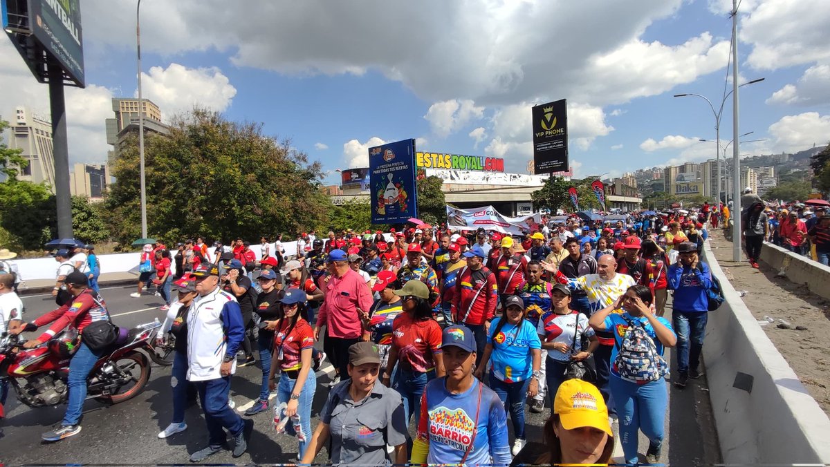 MPPOP_OFICIAL's tweet image. #29F 🇻🇪 El Pueblo vibró ❤️ Fuerza Obrera y revolucionaria MPPOP de la mano de los hnos y hnas de GMBNBT y entes adscritos, acompañados del Mtro. @GRaulparedes se desplegaron por la vigencia del pensamiento Antiimperialista y bolivariano.
@NicolasMaduro
#FuriaBolivarianaPaLante