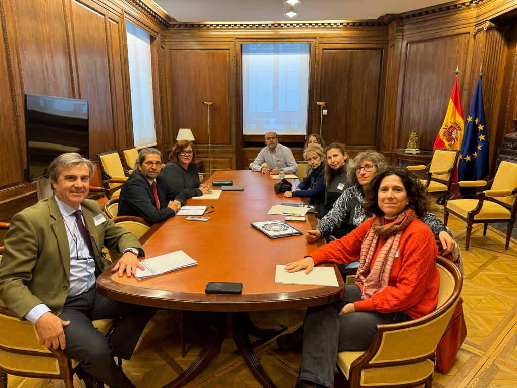 📣📣📣📣
Con @Sumar, <a href="/Engracia_Rivera/">Engracia Rivera 🍉</a> Vicepresidenta de la Comisión de Hacienda y Función Pública,  <a href="/fsierracb/">Francisco SIERRA</a> diputado y <a href="/fijeza_arauz/">JAVIER ARAUZ #FIJEZAYA</a>
Hemos transmitido las implicaciones de la sentencia del TJUE. 
 Se ha solicitado que establezcan enmiendas y proposiciones de ley  🧵  #FijezaYa