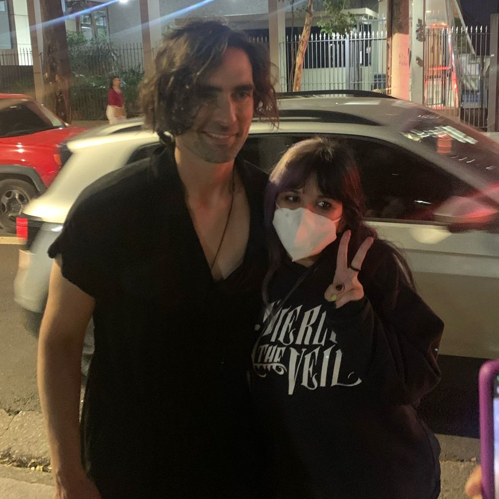 downstagebra's tweet photo. Um querido!

Tyson Ritter, vocalista do The All-American Rejects, desceu para conhecer alguns fãs que o esperavam no hotel 🥰

📷: enviada por insidetheharu (Instagram)