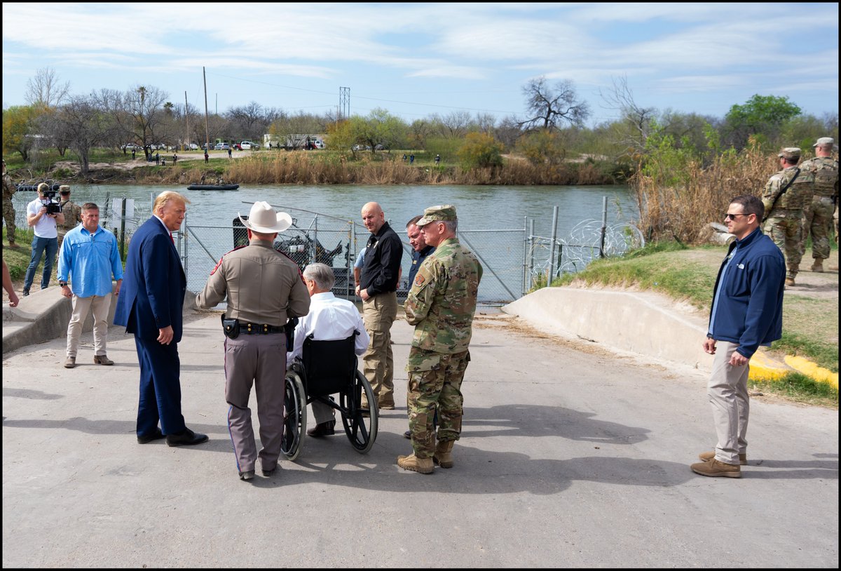 Yesterday, a migrant who drowned swimming to the US border, is seen on the same boat ramp that @realDonaldTrump visited today in Eagle Pass, Texas.