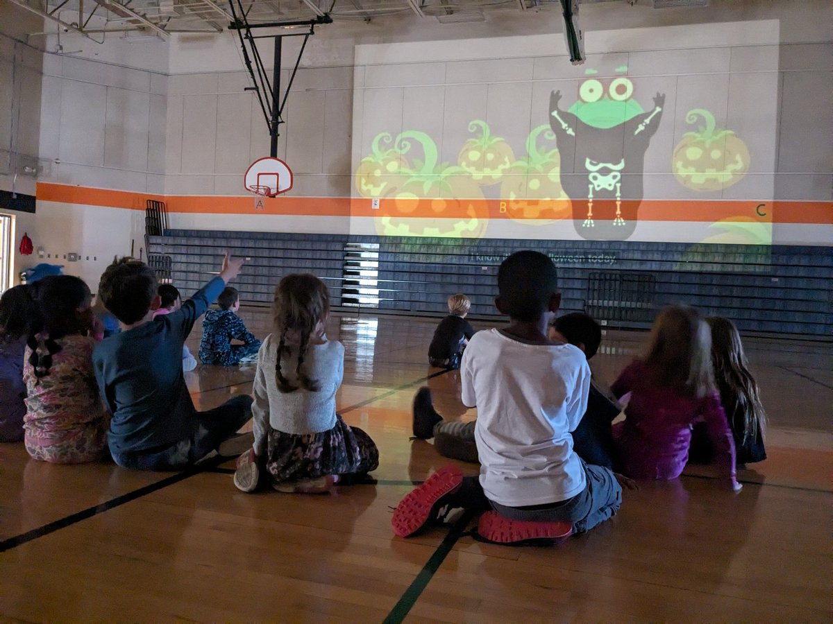 CoachMosh's tweet photo. Just putting together some skeletons over here, don't mind us...

#physed #health #pcr3prpud #bebarry https://t.co/eWT4FqmPnF