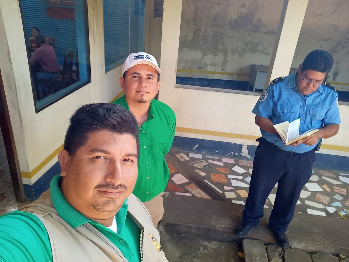 MarenaNicaragua's tweet photo. En coordinación con la comisión departamental integrada por Bomberos de Nicaragua e #INAFOR, la delegación territorial del #MARENA en León, participó en la revista radial “RADIO LA F”, donde compartimos la importancia de prevenir los incendios forestales.
#EvitemosLosIncendios https://t.co/tSnQKvtbjG
