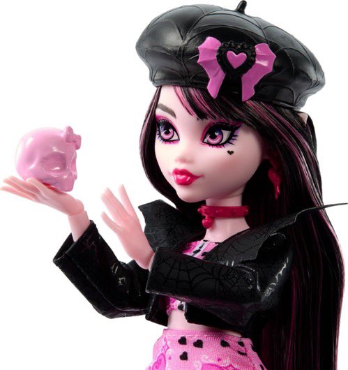 rowdyface's tweet photo. yes i love my tori but i want to appreciate her bc this doll has the gimmick DOWN drac understood the assignment https://t.co/1YAMdGq9KG