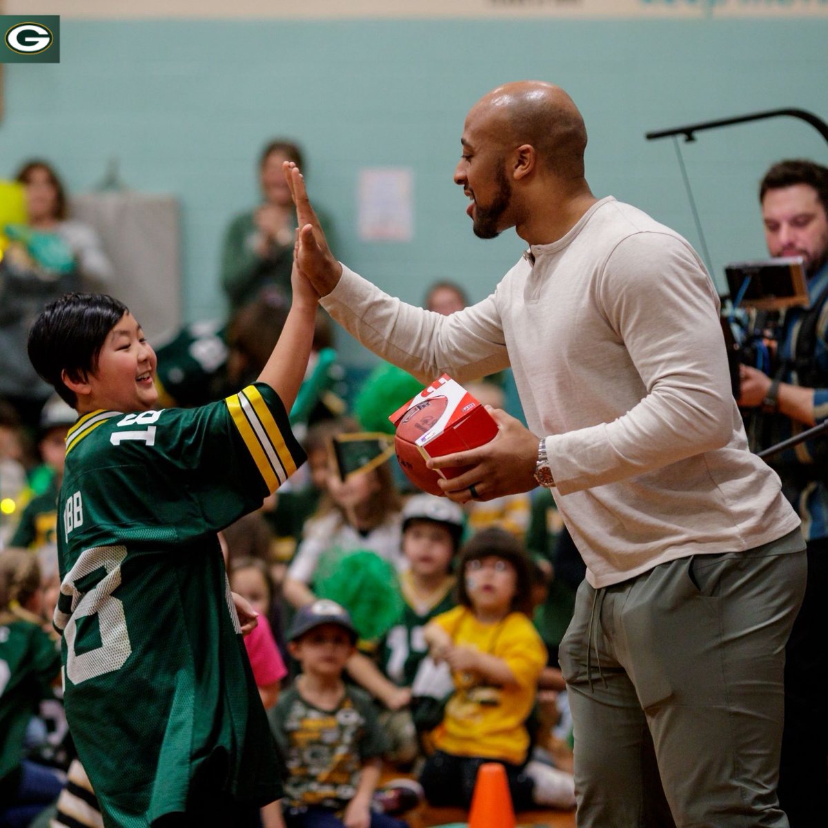 The #Packers & @UScellular congratulated King Elementary last week, the winner of a $20K technology makeover, through the Leap for Learning program! They even had a surprise appearance from RB AJ Dillion to celebrate. 🤩

Thanks to all who applied & to UScellular who made this… https://t.co/Ti5MQiG8Fe 
