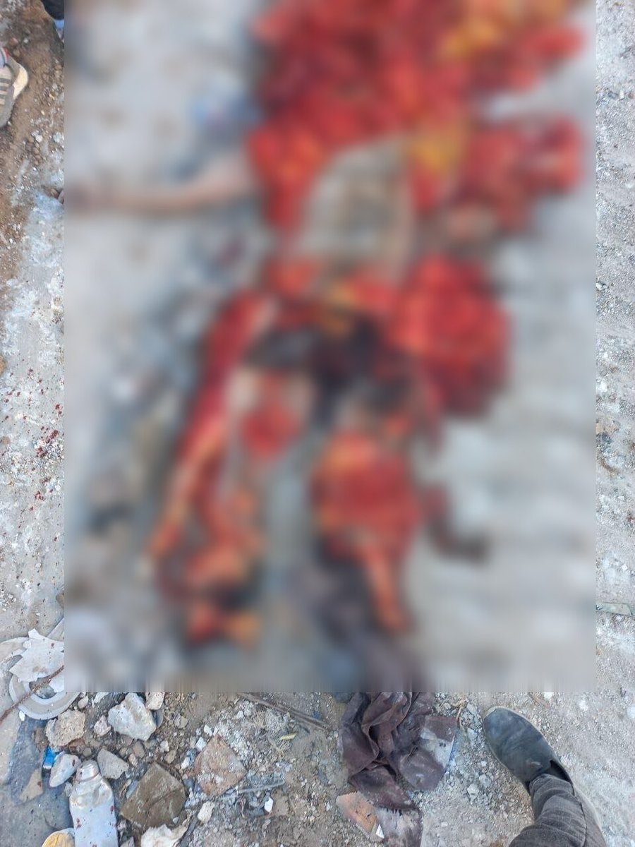 nowgnna's tweet photo. شاب فلسطيني أعزل اعتقلته قوات الاحتلال الإسرائيلي وقيدت يديه قرب مصنع الستار على شارع صلاح الدين بحي الزيتون شرق مدينة غزة , وقتلته ثم دهسته تحت جنازير الدبابة الإسرائيلية . 🇵🇸
The Israeli occupation forces arrested an unarmed Palestinian young man and handcuffed him near the Curtain Factory on Salah al-Din Street in the Zaytoun neighborhood, east of Gaza City. Then they killed him and ran him over under the tracks of an Israeli tank. 🇵🇸