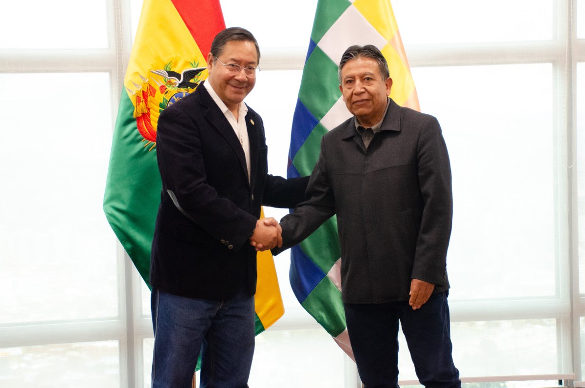 VPEP_Bol's tweet photo. El Vicepresidente Jilata David Choquehuanca recibe el Bastón de Mando del Presidente Luis Arce antes de partir a San Vicente y las Granadinas para participar de la VIII Cumbre de la #CELAC y posteriormente participar de la VII Cumbre del #FPEG en Argelia. https://t.co/keXWf0AVxt