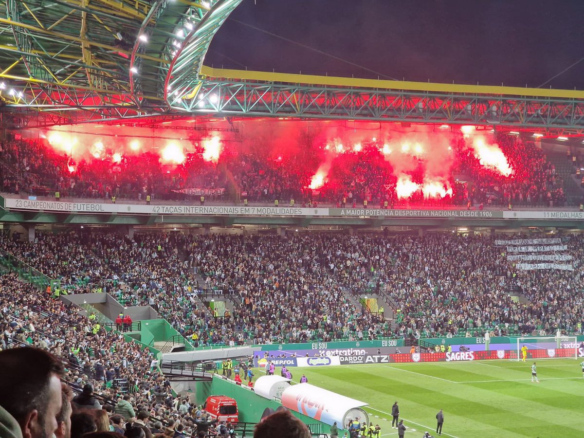AdeptosdoSLB's tweet photo. Foi só o Benfica meter o pé no acelerador… sofreram 2 golos limpos e com a ajuda do VAR conseguiram ganhar o jogo… só pedimos a Roger Schmidt que na Luz metam o pé no acelerador no início do jogo e acabem com a raça destes mancos do caralho!

Vencer no dragão! https://t.co/OVZG2CBWdD