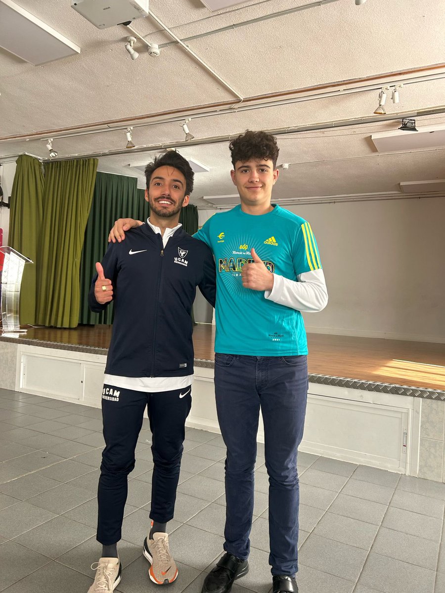 El atleta Fernando Carro (@SUBETEALCARRO) ha visitado el colegio y ha conversado con los alumnos de Secundaria acerca de su experiencia deportiva. Un lujo de encuentro que nos motiva para lograr nuestros objetivos. #Runningforschool @AD_MAPOMA.