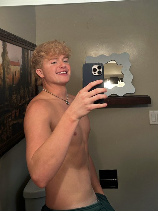 blonde debut https://t.co/HCUmj4w8A9