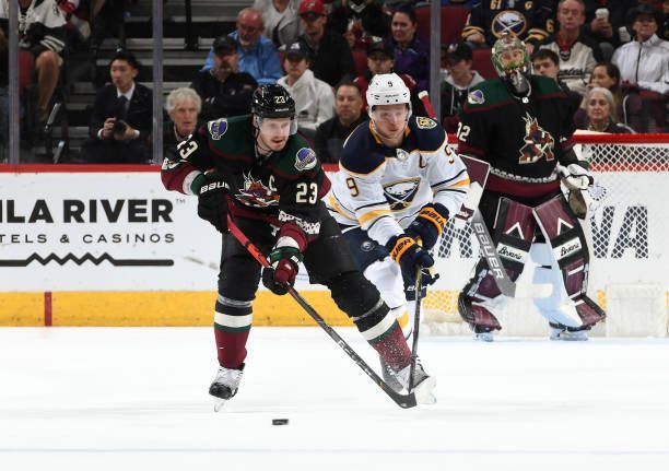 AZSportsHistory's tweet image. 2/29/20 – Buffalo pounced early, scoring 2G's w/in 44sec midway through the 1P, but the Arizona Coyotes scored five unanswered from there (including 3 in the 2P), to come back on #LeapYear for a 5-2 win over the Sabers before 17,125 in Glendale. Keller: 2G/1A. Oli: 1G/1A. #Yotes