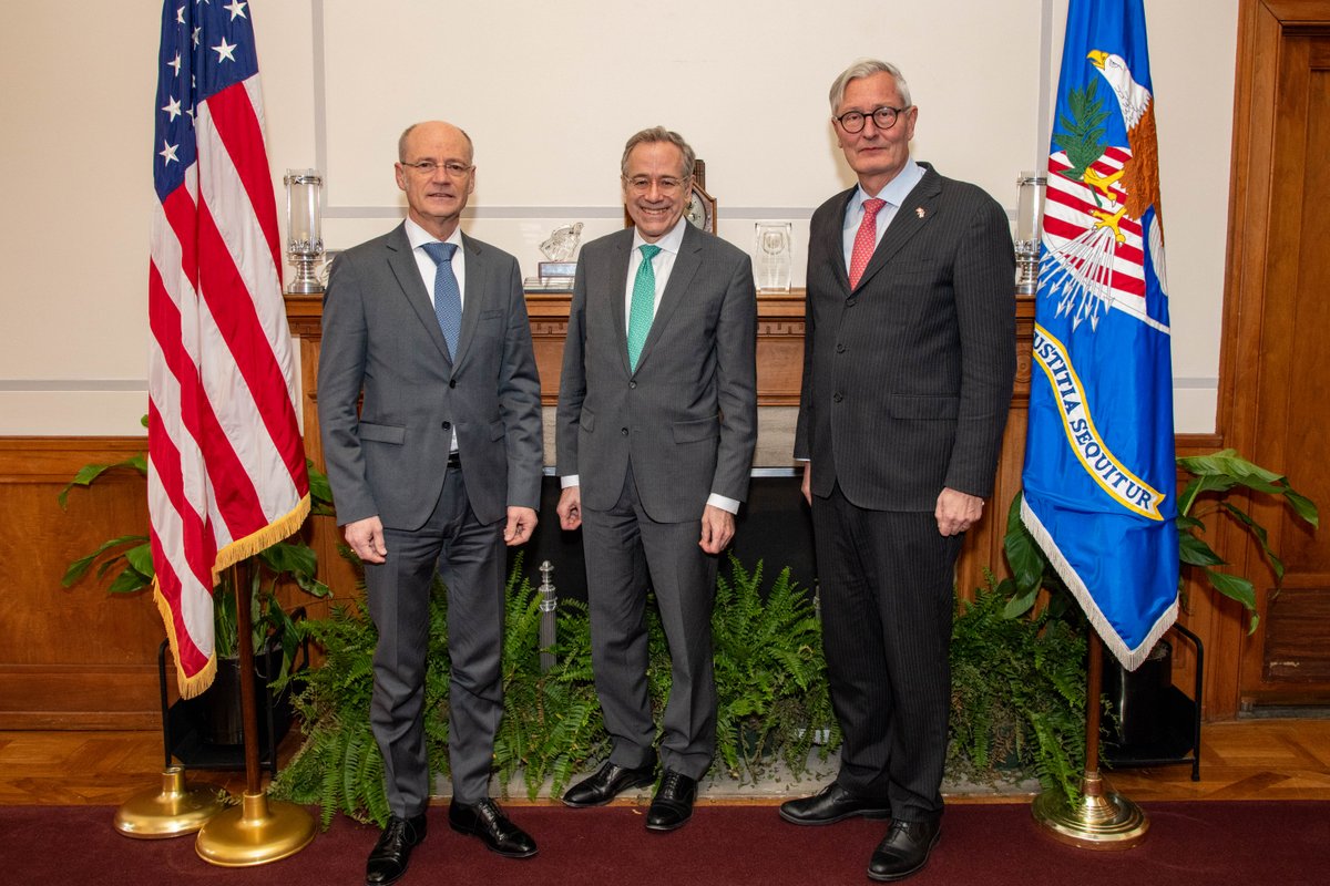 AG Garland & @DOJCrimDiv welcomed Swiss Attorney General Stefan Blättler & his delegation to DC, thanking him for the continued cooperation & valuable assistance by Swiss law enforcement counterparts - especially in combating white collar crime & foreign corrupt practices.