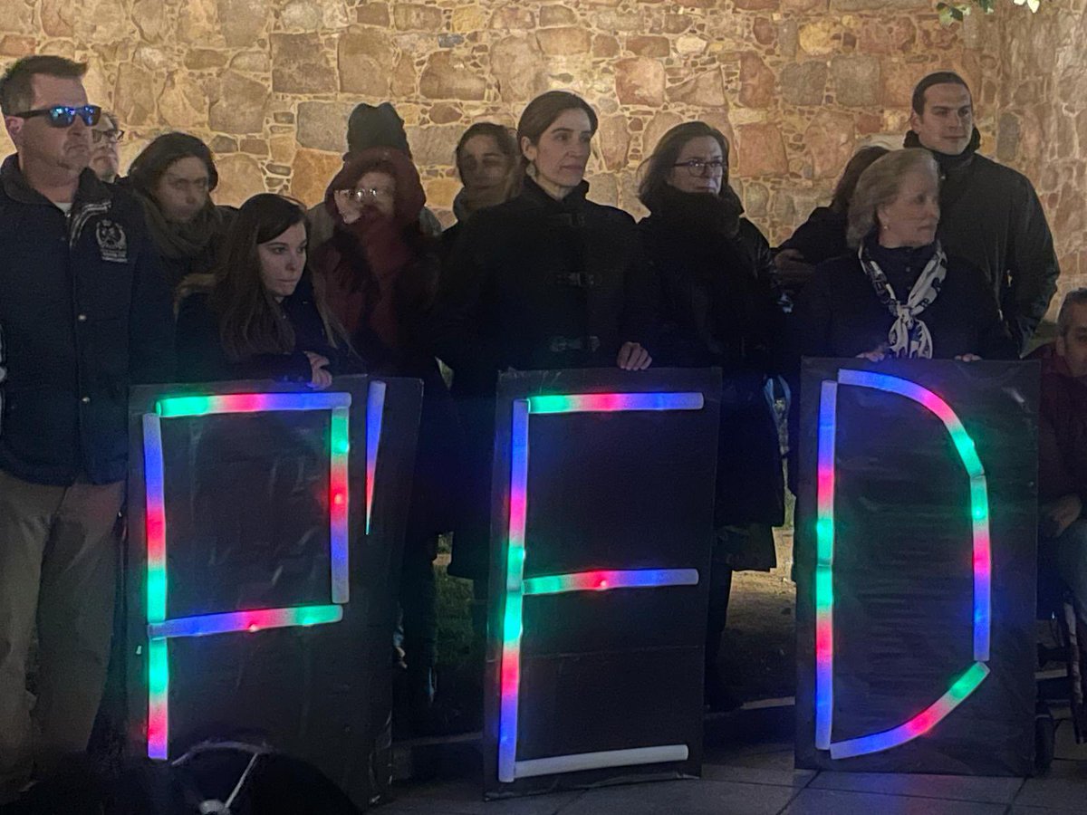PPopularAvila's tweet photo. En el #DíaMundialDeLasEnfermedadesRaras asistimos a la lectura del manifiesto en la plaza de Santa Teresa. La concejala @JoseSamboal y el diputado provincial @JoseLuisDelNog1, unidos al lema #NoSoyDePiedra junto a la Muralla de #Ávila. https://t.co/Qnk3sMMe9d