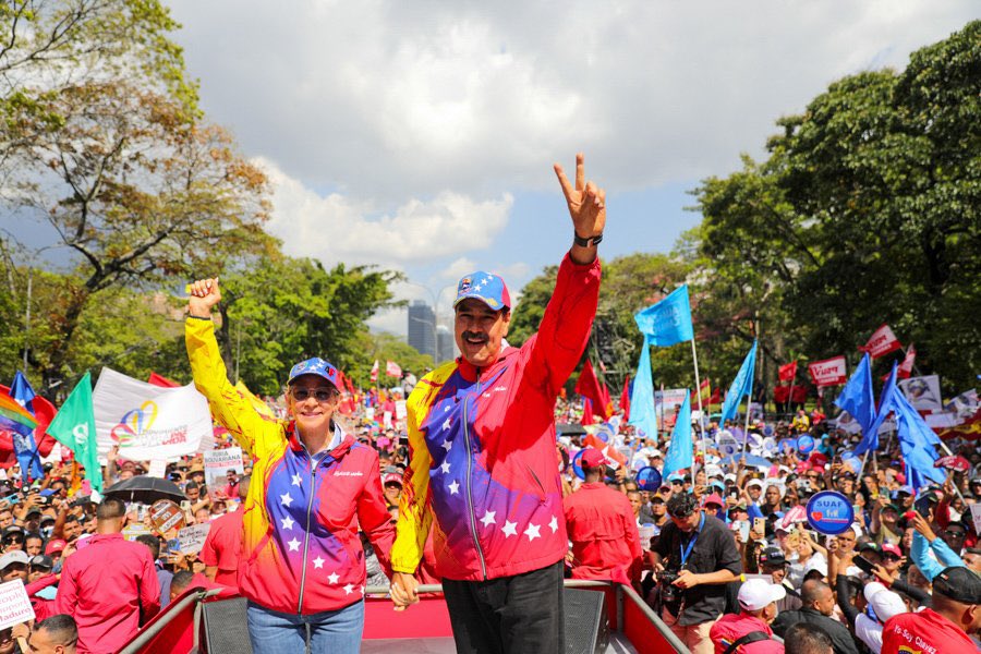 MagaGutierrezV's tweet photo. #29Feb | Chávez sigue vivo aquí en el corazón de un pueblo indomable que decidió ser libre. Hoy como hace 20 años decimos con nuestro presidente @NicolasMaduro: #FuriaBolivarianaPaLante #Antiimperialista https://t.co/BObpynCj8c