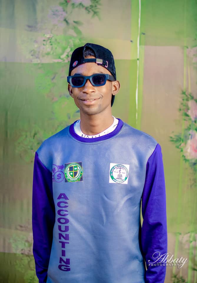 Naimyandoma's tweet photo. Alhamdulillah alhamdulillah alhamdulillah godiya ta tabbata ga allah da yanuna Mani ranar kammala karatuna a college DR YUSUFU BALA USMAN COLLEGE �DAURA KATSINA STATE ina Mika sakon godiya ga mutane dasuka taimakeni da gudummuwa aciki karatuna Allah yasakamasu da gida aljannat. https://t.co/kbjjdHdcul