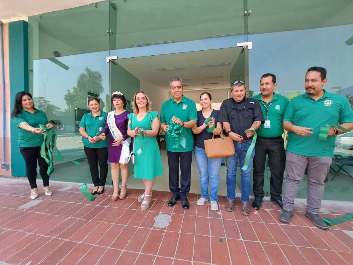 ImssSan's tweet photo. El titular del #IMSSSLP, Dr. Leonardo Francisco Muñoz Pérez, hizo entrega de las instalaciones recién remodeladas del Centro de Seguridad Social del municipio de Ciudad Valles, que brinda servicio a alrededor de 6 mil usuarias y usuarios al año. https://t.co/x5FQh4RFkB