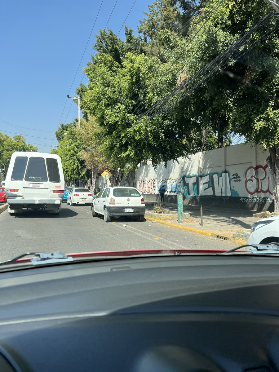 pris8a's tweet photo. @GobNau @PoliciaNau ¿Podrían hacer algo por favor? En Av. 16 de septiembre a la altura de la clínica 61 del IMSS todos los días es un caos. La gente da la vuelta donde está prohibido y ocupan un carril para estacionarse donde no se debe. https://t.co/92xQnYdwi0