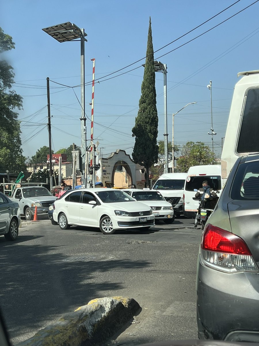 pris8a's tweet photo. @GobNau @PoliciaNau ¿Podrían hacer algo por favor? En Av. 16 de septiembre a la altura de la clínica 61 del IMSS todos los días es un caos. La gente da la vuelta donde está prohibido y ocupan un carril para estacionarse donde no se debe. https://t.co/92xQnYdwi0