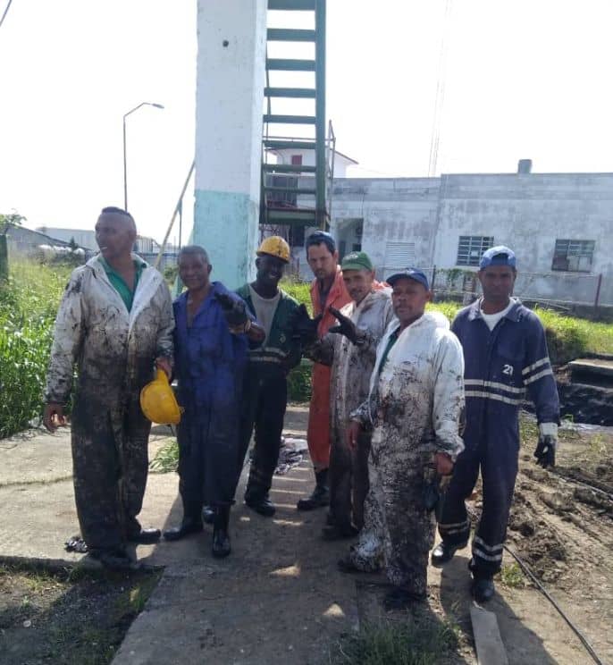 Entre las mejores imágenes siempre van a estar las de nuestros trabajadores 'en la batalla'..!! Esta es parte de la tropa del Taller Civil, siempre con un desempeño protagonista en la Refinería Ñico López. #GenteQueSuma