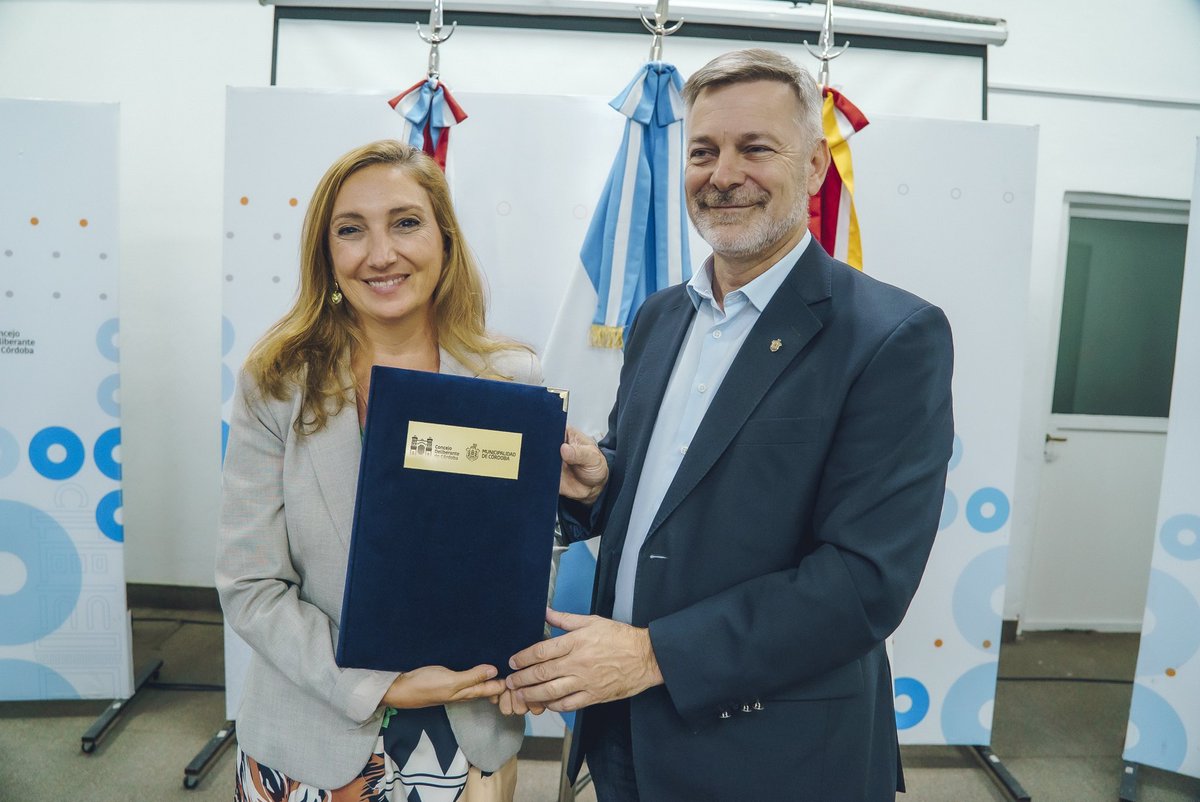 #EcoAliados| Junto a <a href="/javierpretto/">Javier Pretto</a> firmamos un convenio de colaboración para comenzar con la separación diferenciada en todas las instalaciones del <a href="/ConcejoCba/">Concejo Deliberante de Córdoba</a> de manera tal que los residuos reutilizables y reciclables vuelvan como insumos para la economía circular.