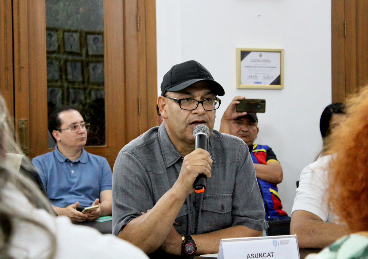 MinInterior's tweet photo. Estamos en #Cúcuta manteniendo un diálogo entre el Gobierno Nacional, regional, local y las asociaciones comunitarias y cocaleras de #NorteDeSantander para hacer seguimiento y llegar a acuerdos que permitan cumplirle a este territorio que ha sido azotado por la violencia. https://t.co/rBJ3cWWtQt