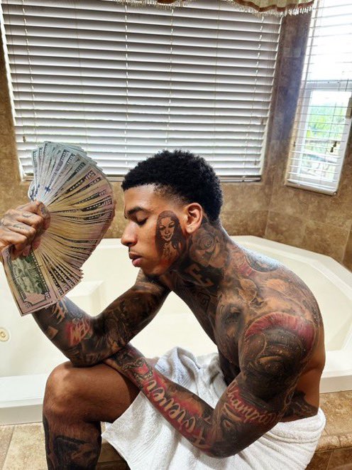 Daily Loud tweet media