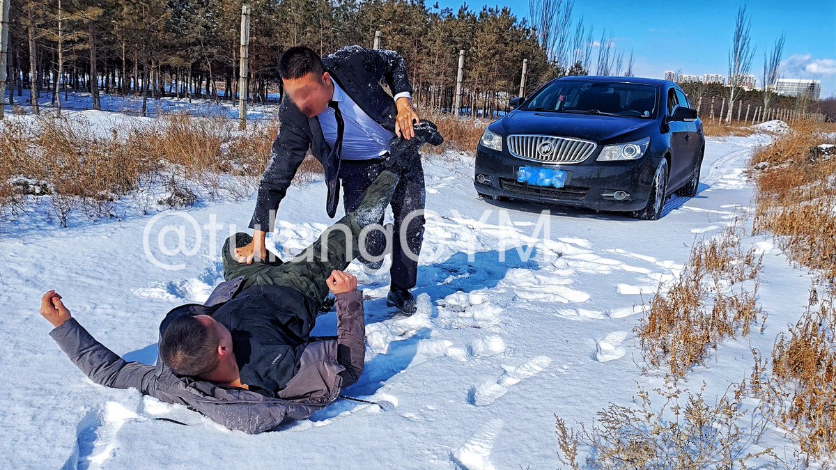 男人之间产生纠纷，能动手少逼逼！零下十几度的荒郊雪地，解放动物本能！＃男人世界 ＃雪地摔跤 ＃户外 ＃雄斗 ＃打架