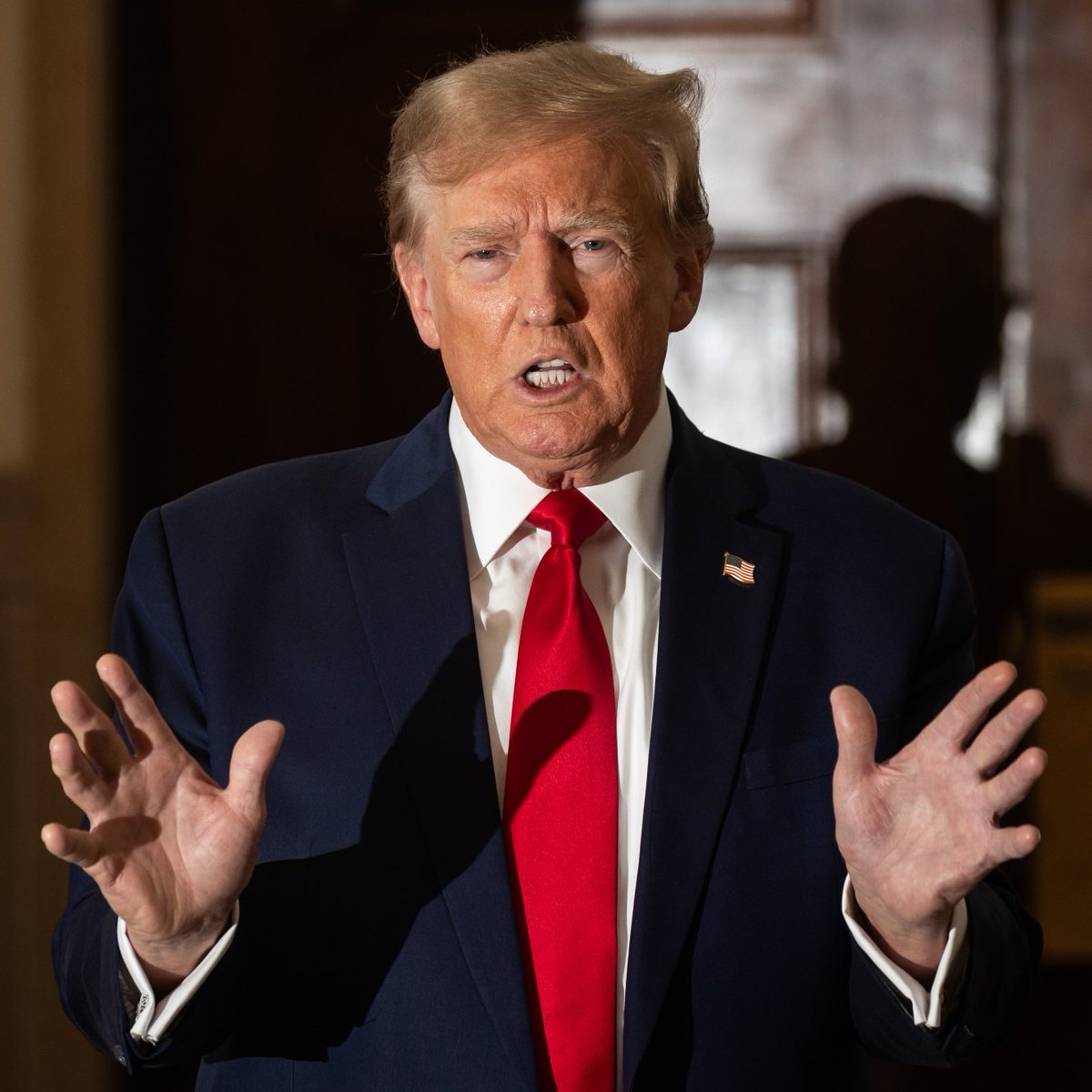meioindep's tweet photo. 🚨ATENÇÃO: Suprema Corte dos EUA aceita julgar recurso de Trump sobre imunidade presidencial

Juízes membros reconheceram a admissibilidade e Suprema Corte dá urgência a caso em que está inclinada a dar vitória processual a Trump. A repercussão do caso é a anulação de todos os processos onde o ex-presidente é réu por atos cometidos na presidência, casos que ele considera "perseguição" por promotores da esquerda radical"