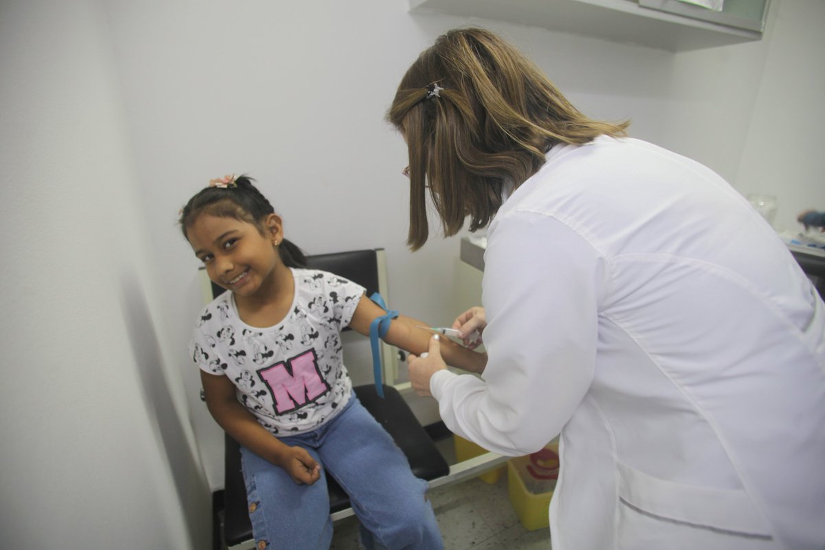 CorpoelecInfo's tweet photo. Más de 10 mil 500 niños y niñas fueron beneficiados con la atención en diferentes especialidades como: oftalmología, pediatría, vacunación, laboratorio, nutrición y odontología, con la participación de los profesionales de #Fasmee https://t.co/hF8t285ykg