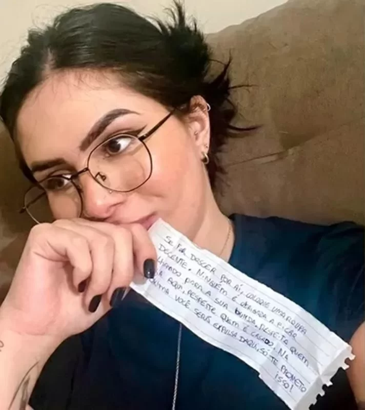 poptime's tweet photo. Influenciadora +18 é ameaçada por vizinha após receber delivery de pijama.

“Se for descer por aí, coloque uma roupa decente. Ninguém é obrigado a ficar olhando para a sua bunda. Respeita quem mora aqui, respeite quem é casado. Na próxima você será expulsa daqui, só te prometo isso”, dizia o bilhete.