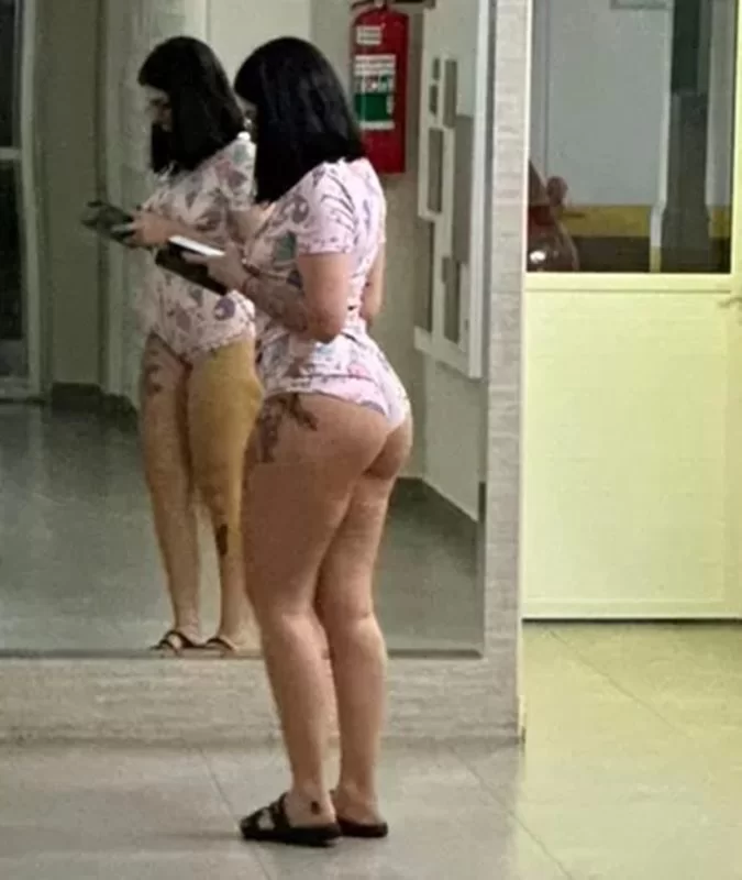 poptime's tweet photo. Influenciadora +18 é ameaçada por vizinha após receber delivery de pijama.

“Se for descer por aí, coloque uma roupa decente. Ninguém é obrigado a ficar olhando para a sua bunda. Respeita quem mora aqui, respeite quem é casado. Na próxima você será expulsa daqui, só te prometo isso”, dizia o bilhete.