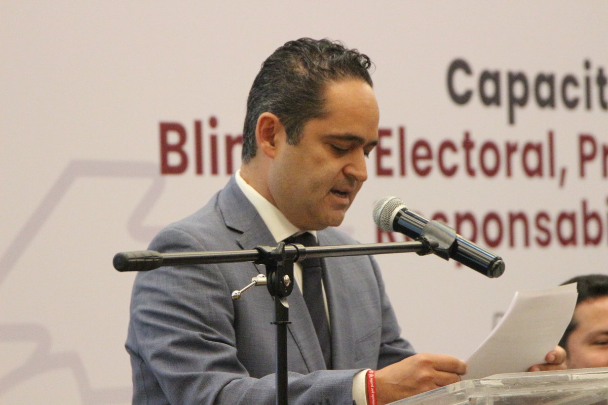 mberacho's tweet photo. Junto al Secretario @Javier_AquinoL
Llevamos a cabo la capacitación en Blindaje Electoral a mas de 400 compañer@s del @Gob_Puebla . Gracias al apoyo de @BlancaYCG y la Fiscalía Especializada en materia Electoral por sus ponencias. Y a @fidel_teomitzi títular de la @AsePuebla. https://t.co/DsxsuBNdhF