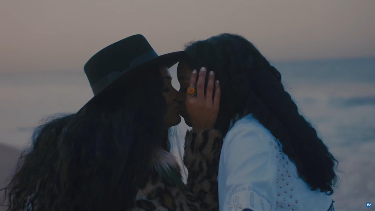 analgesicsleep's tweet image. “Dirty Computer” is basically Janelle Monáe’s “Purple Rain”: one big music video with fancy/sexy afrofuturistic aesthetics complete with all the gender/sexual/racial politics of the era and Tessa Thompson as her leading lady 
#RetroView #DirtyComputer