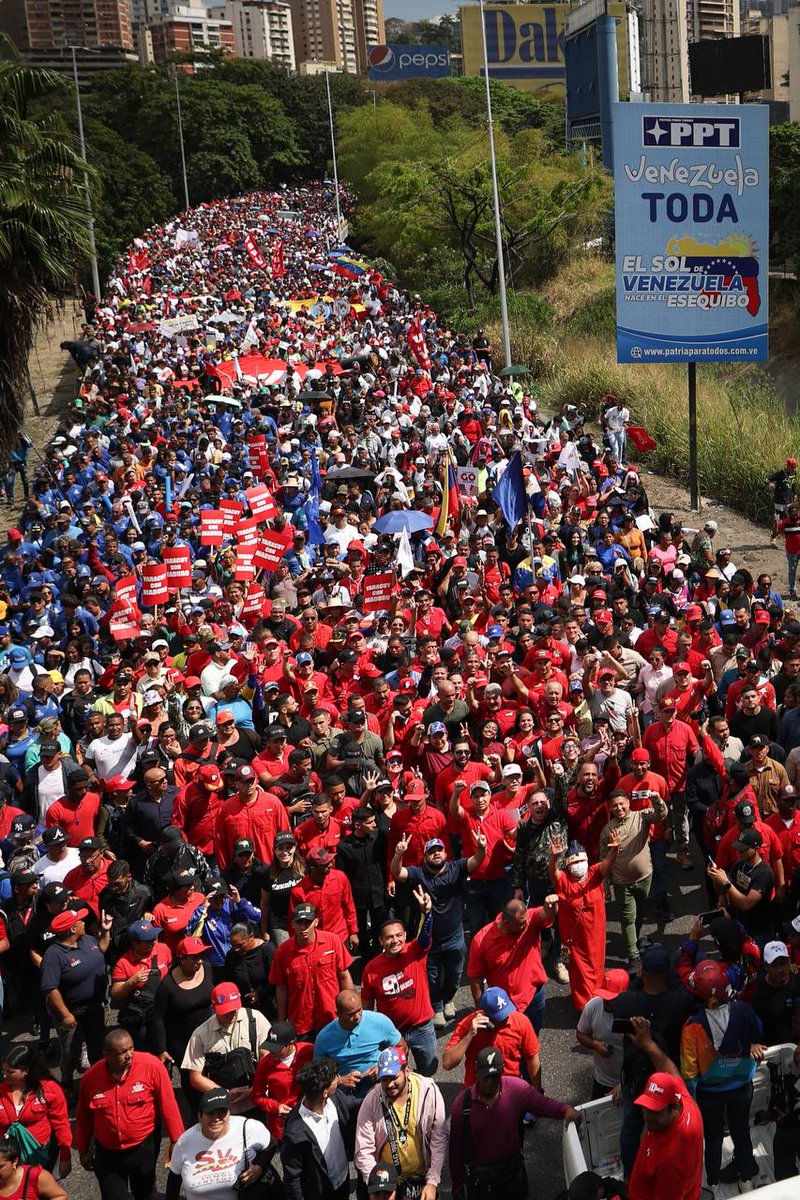 Lo de los #20Años del Váyanse al carajo,les dolió a los escuálidos.
Que si llevaron autobuses, que si les pagaron,que bolas cerrar la autopista,publican fotos falsas, eso es solo la puntica hay #ChavismoPaRato #MedioPalo