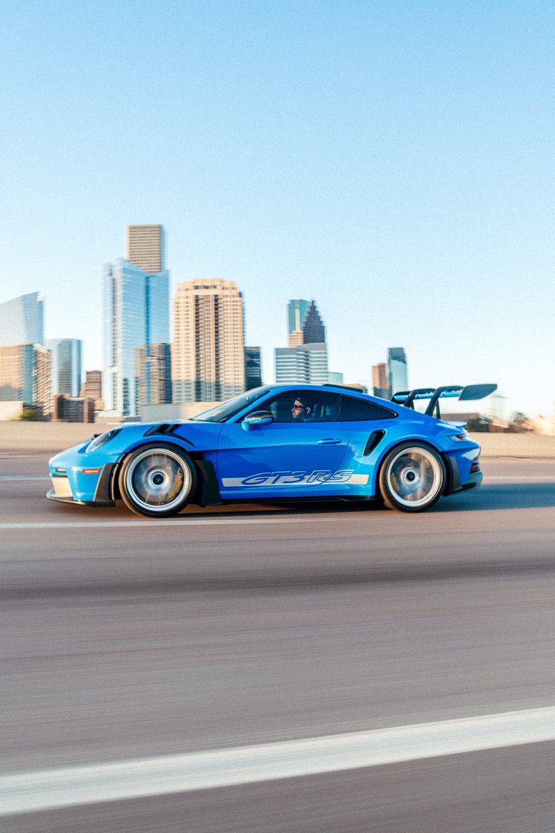 Alpha_Vizualz's tweet image. Shades of blue. Captured this 992 Porsche GT3RS in Shark Blue.
