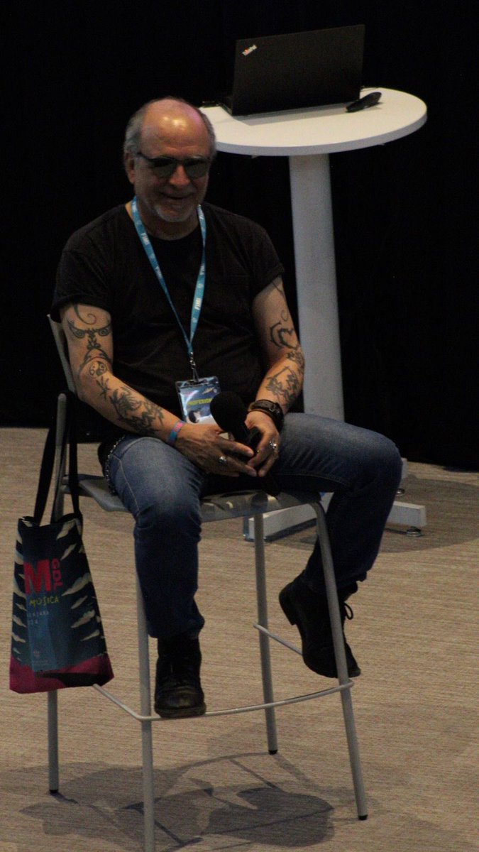 Tuvimos el honor de tener la presentación del libro “¿Qué pasa por la calle? Crónicas nómadas del rock latino”. Estuvo a cargo de <a href="/jaimelopez_/">JAIME LÓPEZ Oficial</a>, <a href="/tweetygonzalez2/">Tweety Gonzalez</a>, <a href="/BlancdeBlancs/">Enrique Blanc</a> y Juan Carlos Hidalgo 🙌🏻.
#SomosMúsica