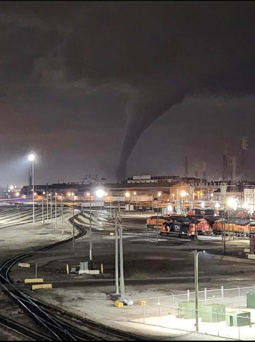 Tornado in Gary, IN (outside of Chicago) earlier this week!

Courtesy of Pleasantly Evil

#meteorologistjoshbrown #garyindiana #tornado #chicago #severeweather #storm #weather #weatherphotos #indianaweather #wxtwitter