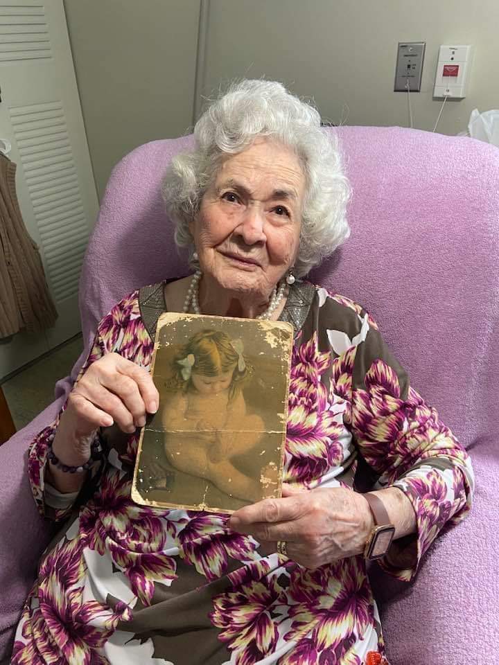 madameandariega's tweet image. APARECIÓ LA NIÑA DEL FAMOSO RETRATO USADO EN TODAS LAS CASAS DEL CAMPO!🇩🇴

La famosa pintura que en todo hogar dominicano y del Caribe y Centro América, que adornaba las paredes de cada hogar campesino, aquella niña que se sacaba una espina de un dedo del pie, en la década de los…