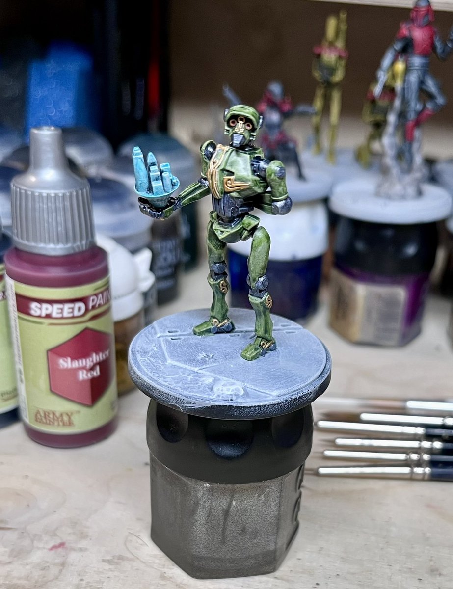LSurion's tweet image. #hobbystreak day 10: inked metal and gold parts a little bit and put a subtle highlight on the green. There’s a little bit of progress here, even if not super visible… 😬