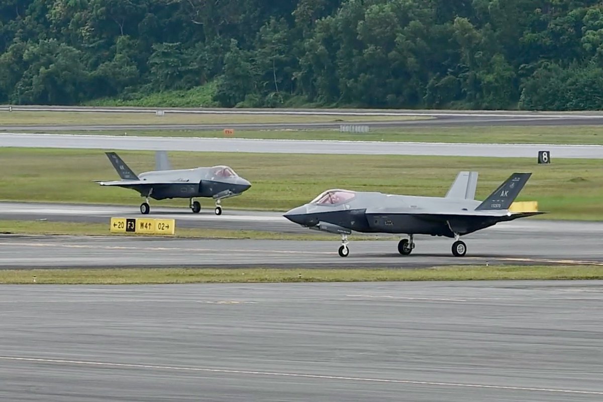 Touchdown! Caught a glimpse of some F-35As in the skies? They are from the @PACAF who are on a stopover in Singapore before heading to Thailand for Exercise Cope Tiger 2024! More: facebook.com/share/p/48QY3i…