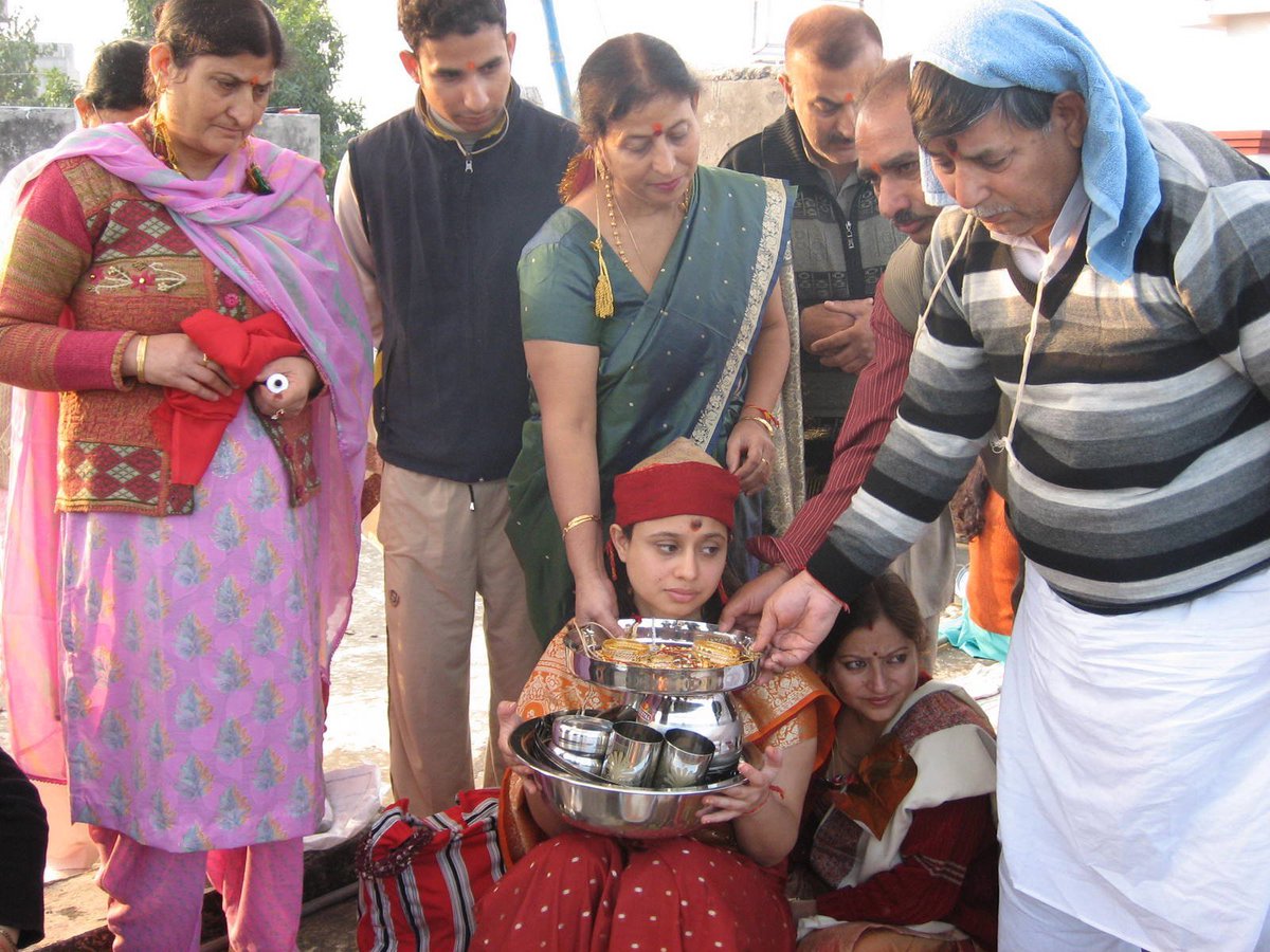 MonaADhar's tweet image. #kashmiritrivia
Interesting &amp;amp; Informative video.

Devgon is pre-wedding hawan\puja done for both bride &amp;amp; groom.

Deities worshiped in Devgon are
1) Sapta Matrika
2) Nav Grah
3) Dash Digpal
4) Kalash devta
5) Kshetrapaal\devta

The bride is gifted with gold jewelry &amp;amp; some